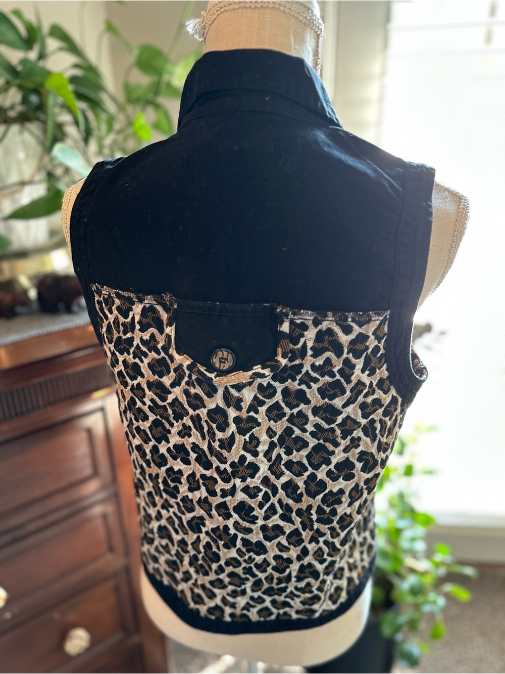 Vintage Sleeveless Leopard-Print Button Down Top in Black & Cream - Picture 3 of 11